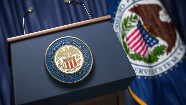 Ein Podest mit dem Emblem der Federal Reserve