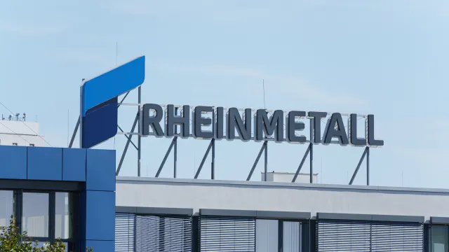 Rheinmetall-Logo auf dem Dach eines Bürogebäudes in Neuss