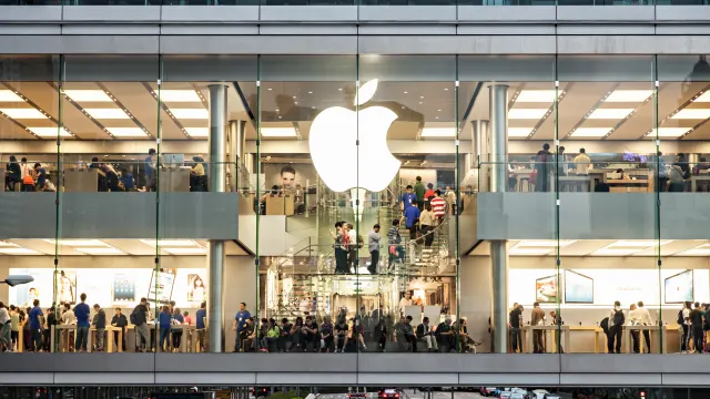 Kunden in einem Ladengeschäft von Apple.