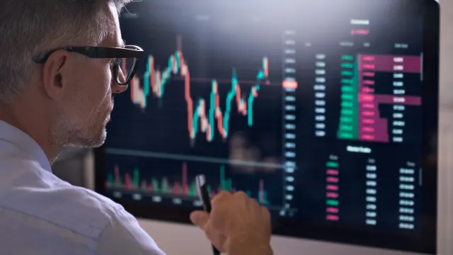 Ein Börsenhändler analysiert Daten.