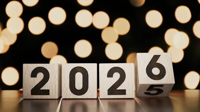 Holzblöcke mit dem Jahr 2026 sind zu sehen