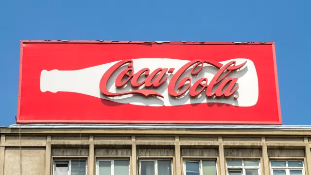 Coca-Cola-Werbetafel mit Schriftzug auf einem Gebäude in Bukarest, Rumänien