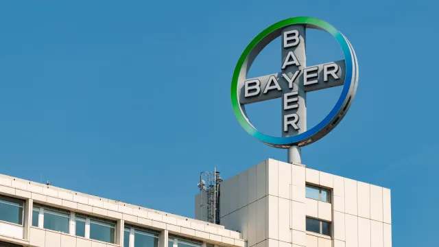 Das Bayer-Logo auf einem Hochhaus.