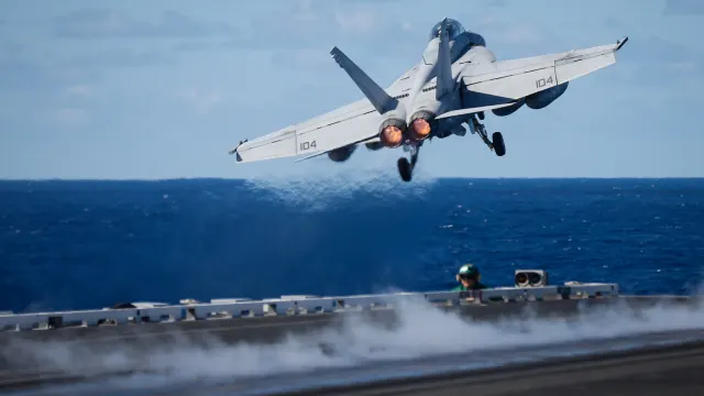 Ein Kampfflugzeug ist beim Abflug zu sehen.