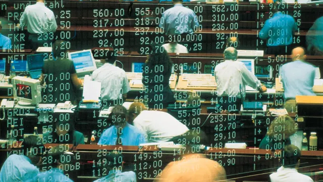 Börsenhändler sind zu sehen.