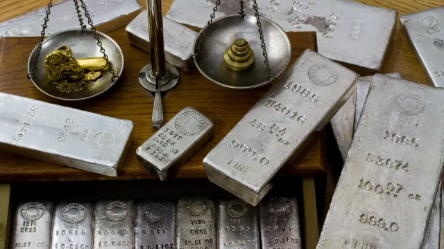 Silberbarren sind zu sehen.