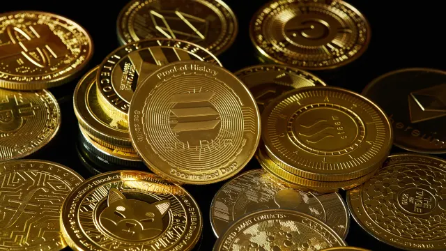 Symbolische Darstellung verschiedener Krypto-Währungen