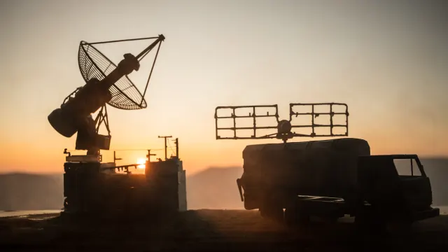 Vor dem Sonnenuntergang ist ein Radar zu sehen.