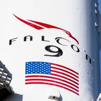 Das Logo der Falcon-Rakete von SpaceX ist zu sehen.