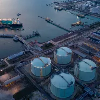 Ein Tanker wird beladen.