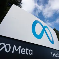 Das Meta-Logo vor einem Konzerngebäude.