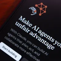 Die Claude-App auf einem Smartphone
