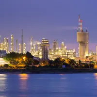 BASF-Raffinerie bei Nacht mit beleuchteten Industrieanlagen am Rhein