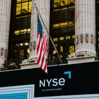Eine Flagge vor der Börse in New York.