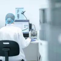 Jemand arbeitet in einem Labor.