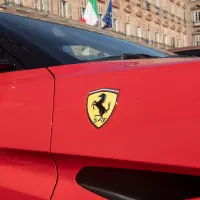 Das Logo von Ferrari an einem Auto.