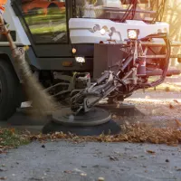 Eine Straßenkehrmaschine ist zu sehen.