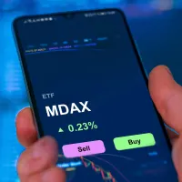 Jemand handelt einen MDax-ETF.
