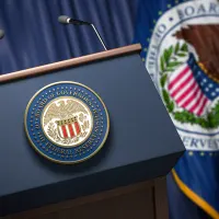 Ein Podest mit dem Emblem der Federal Reserve