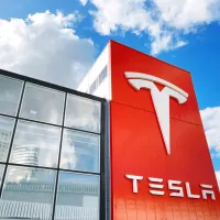Tesla-Logo an der Fassade einer Niederlassung in Amsterdam, Niederlande