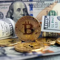 Ein Bitcoin neben Dollar-Noten.