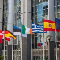 Die Flaggen europäischer Länder vor einem Gebäude.