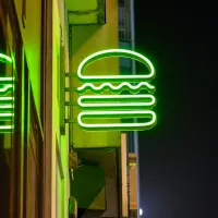 Das Logo von Shake Shack an einem Gebäude.