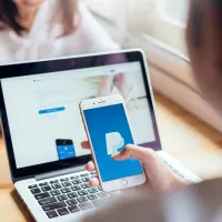 Jemand nutzt Paypal auf seinem Smartphone