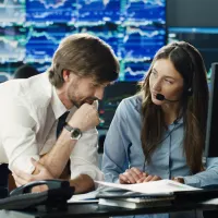 Börsenhändler im Gespräch.