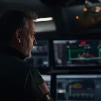 Ein Händler analysiert Marktdaten.