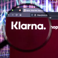 Der Klarna-Schriftzug ist auf einem Bildschirm zu sehen.
