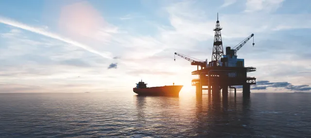 Ein Tanker vor einer Ölbohrplattform