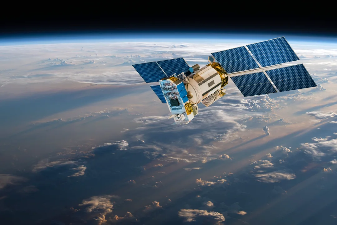Ein Satellit umkreist die Erde.