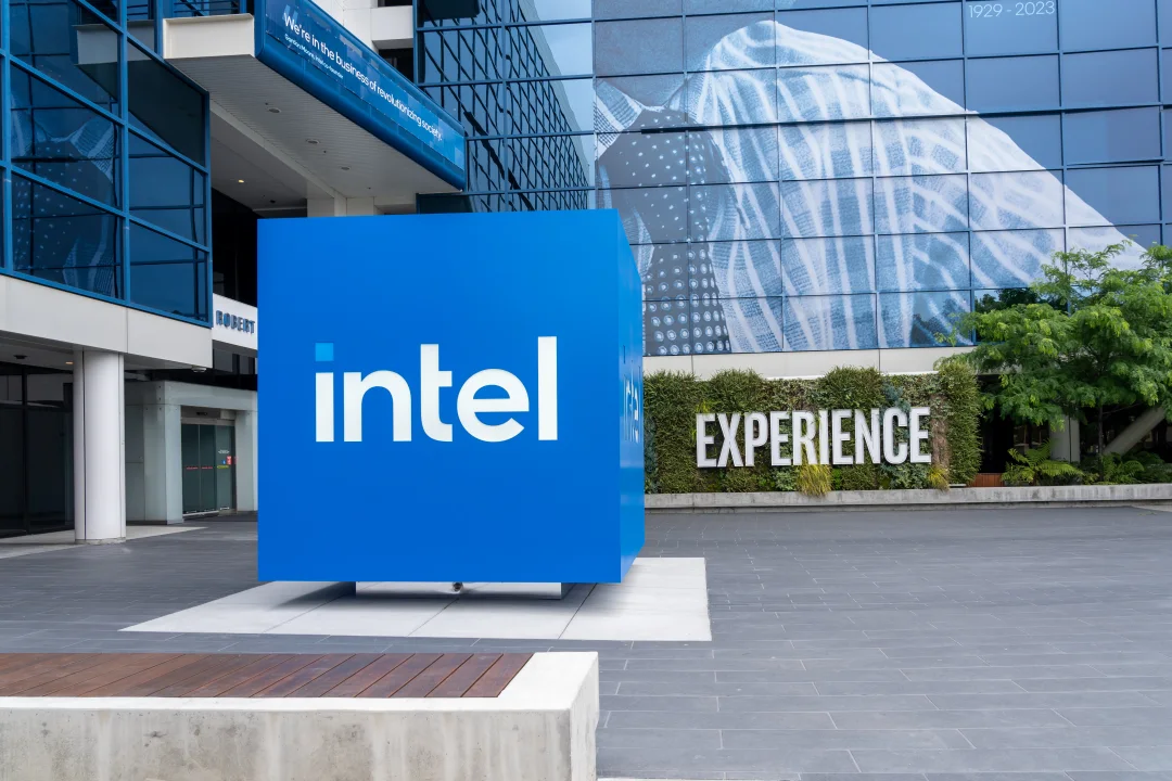 Intel-Logo am Standort des Unternehmens in Santa Clara, Kalifornien