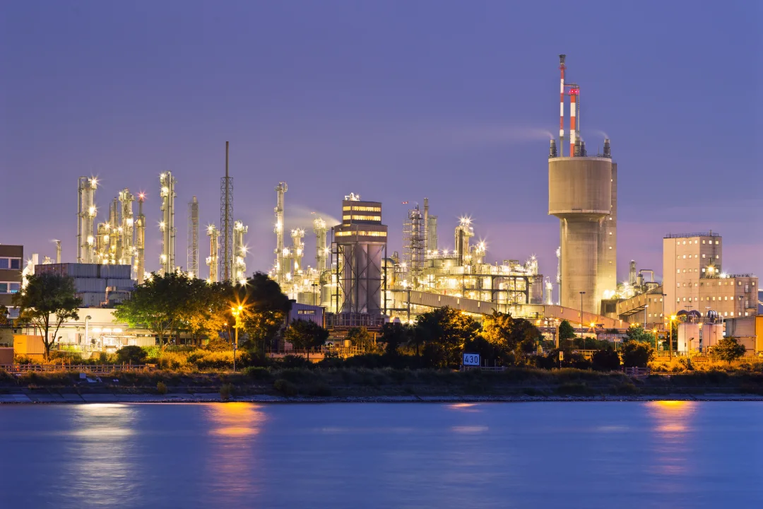 BASF-Raffinerie bei Nacht mit beleuchteten Industrieanlagen am Rhein
