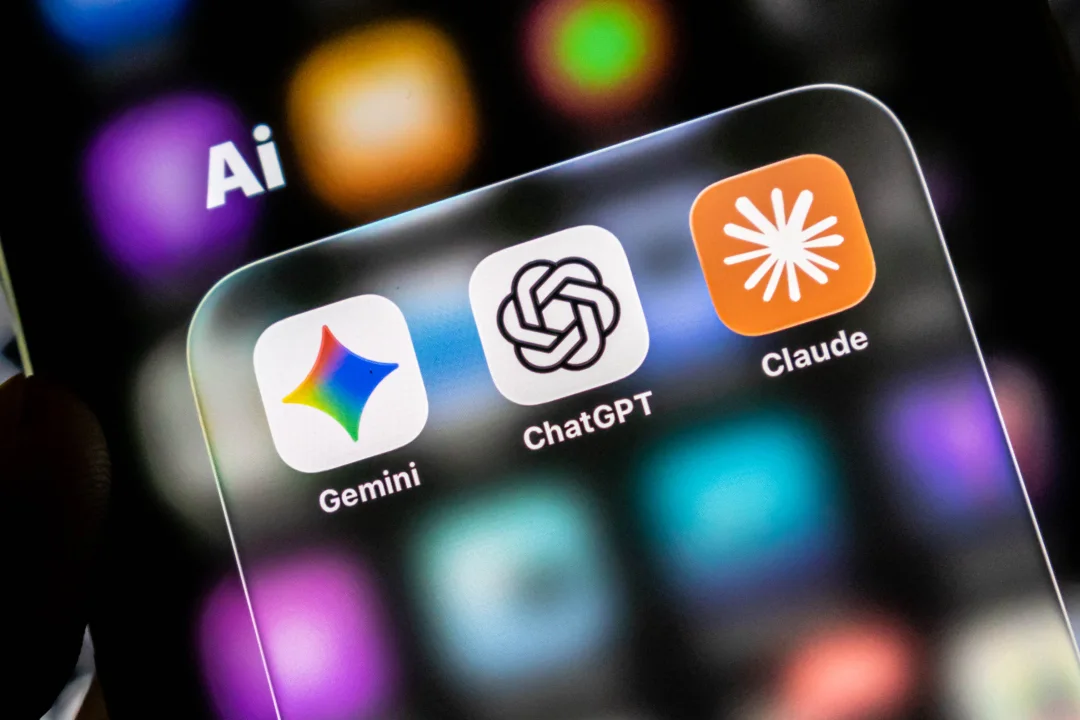 Verschiedene KI-Apps auf einem Smartphone.
