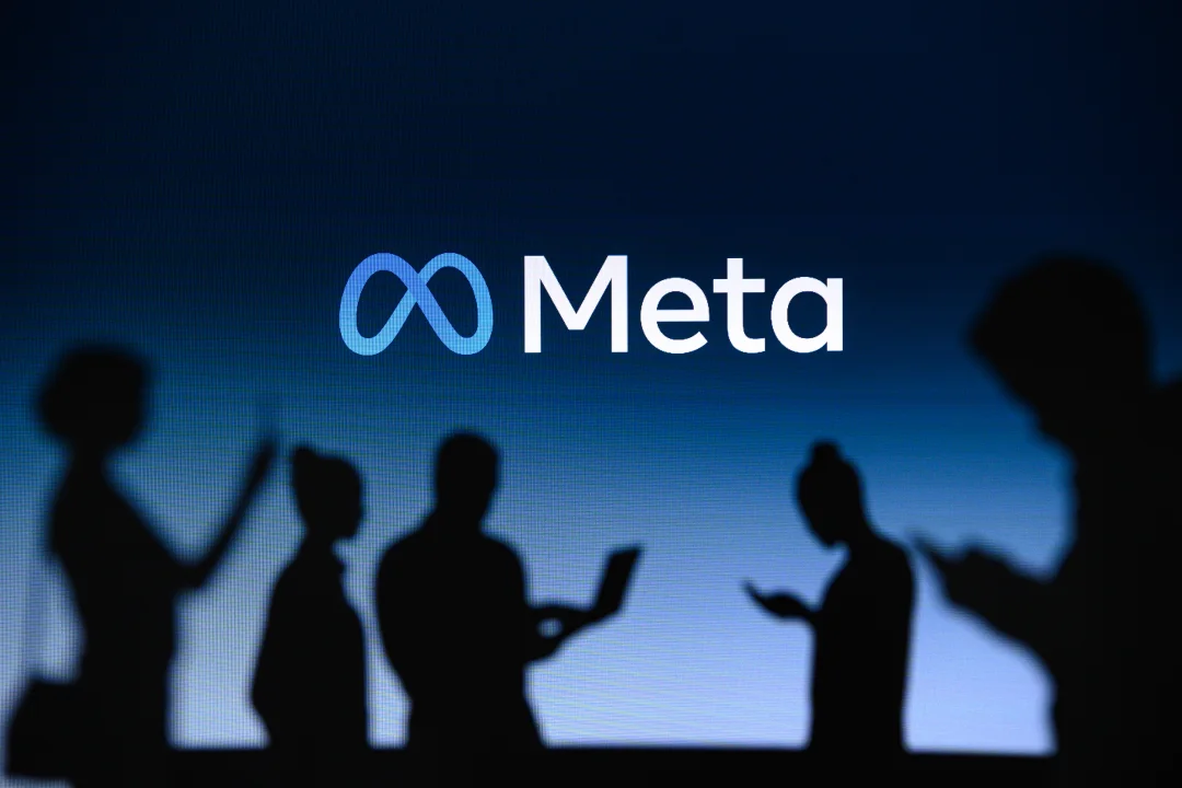 Silhouetten sind vor dem Meta-Logo zu sehen.