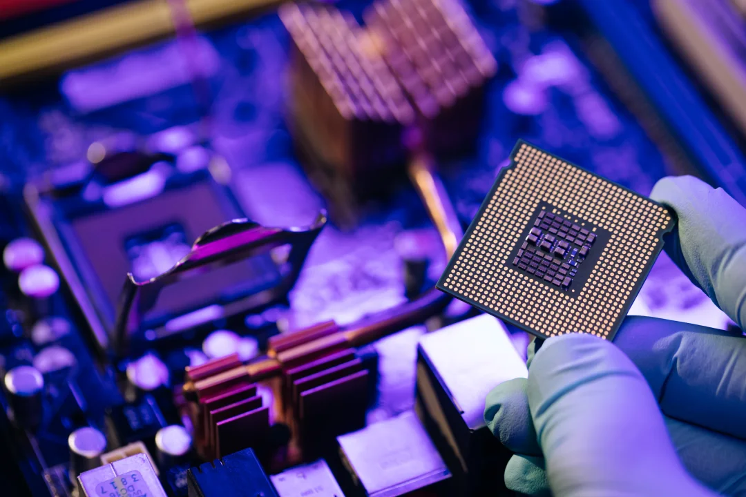 Jemand hält einen Mikrochip.