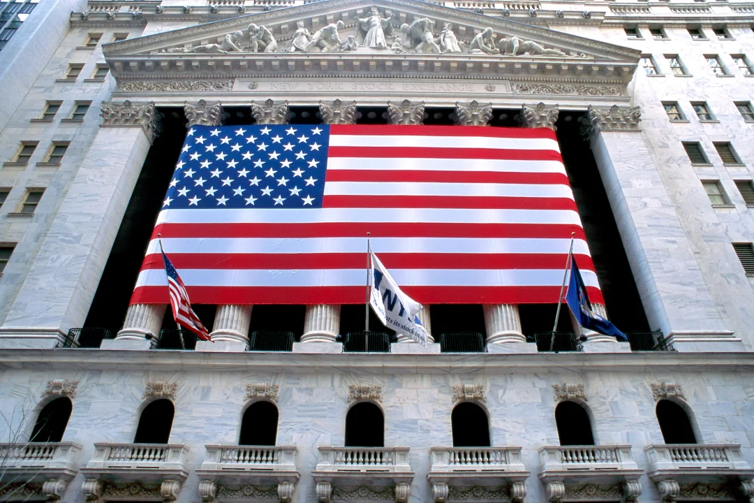 New York Stock Exchange an der Wall Street mit US-Flagge an der Fassade