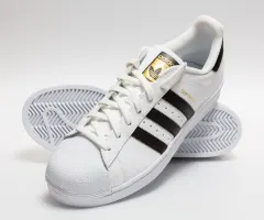 Adidas rutscht in die roten Zahlen