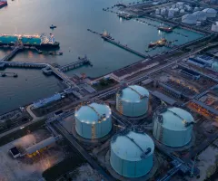 Ein Tanker wird beladen.