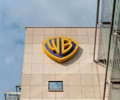 Warner-Bros-Logo auf Hauswand
