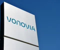 Vonovia-Logo auf einem Werbeschild in Hannover, Niedersachsen