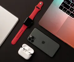 Produkte von Apple liegen auf einem Tisch.