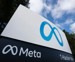 Das Meta-Logo vor einem Konzerngebäude.