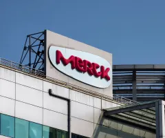 Merck-Firmenlogo an einem Gebäude in Shanghai