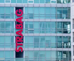 Strabag-Logo auf Glashauswand