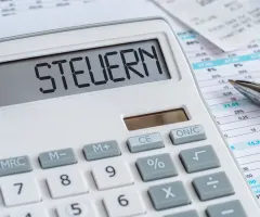 Taschenrechner, auf dem Bildschirm steht "Steuern"