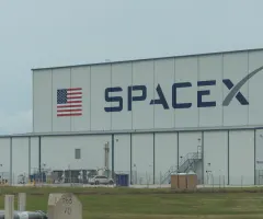 Das SpaceX-Logo an einem Gebäude.