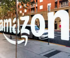 Amazon-Schriftzug am Amazon Hub Locker in San Jose, Kalifornien